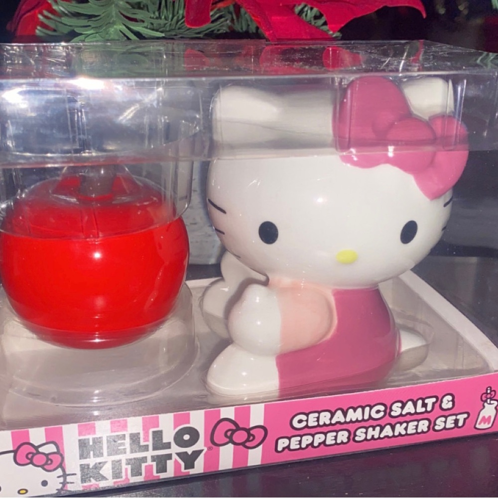 Hello Kitty Ceramic Salt & Pepper Shaker Set